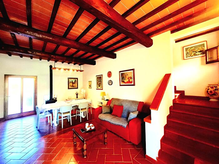 Casa con 6 locali in vendita in Vinci