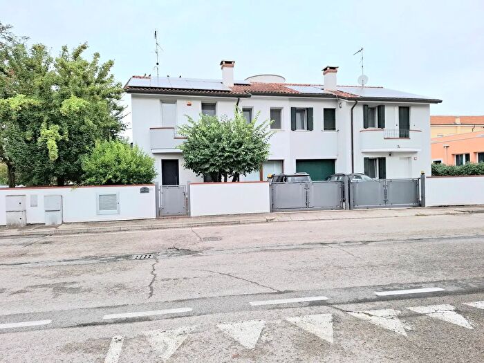 Casa con 8 locali in vendita in Via E Berlinguer, Bosaro