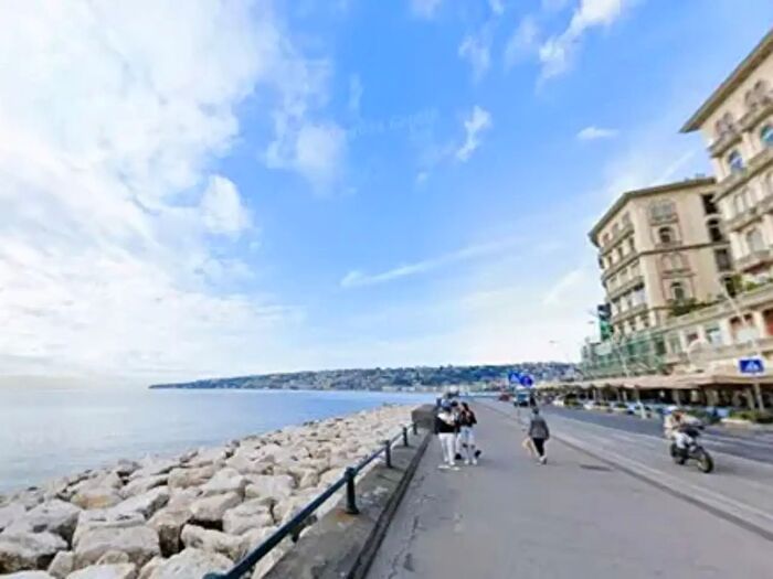 Appartamento con 5 locali in affitto in Via Chiatamone, Napoli