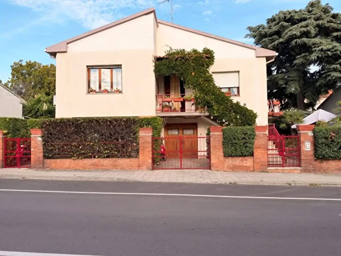 Casa con 6 locali in vendita in Cecina