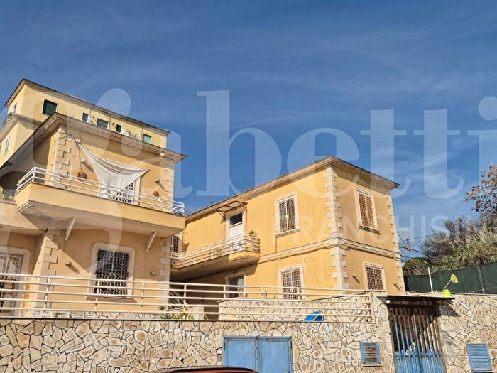 Appartamento trilocale in affitto in Via Napoli, Bagnoli, Napoli