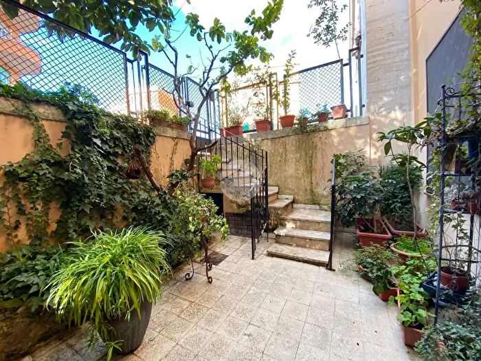 Appartamento trilocale in vendita in Via Nicastro, Roma