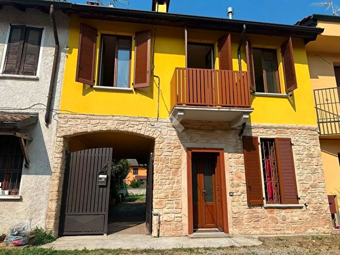Appartamento quadrilocale in vendita in Via Cavour, Rosate