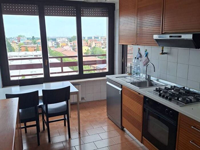 Appartamento trilocale in affitto in Viale Monte Penice, Centro, Rozzano
