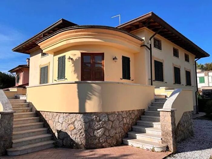 Casa con 12 locali in vendita in Pietrasanta