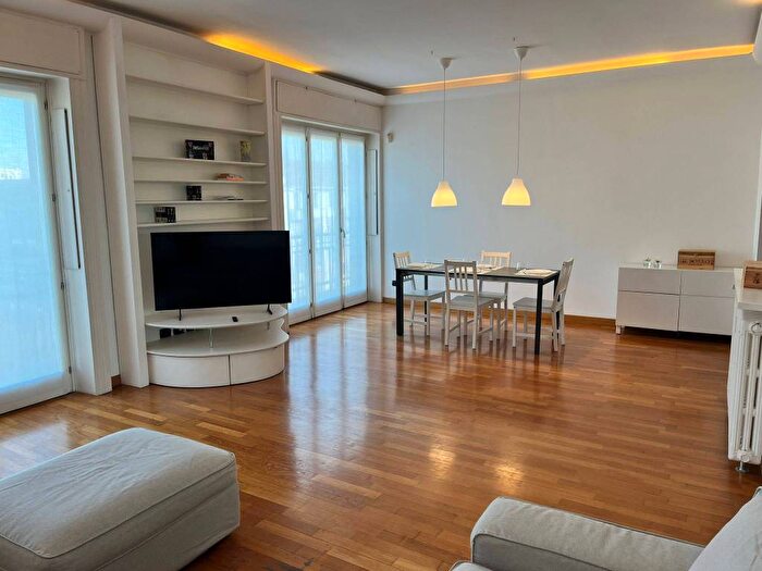 Appartamento trilocale in affitto in Viale Regina Giovanna, Porta Venezia, Milano