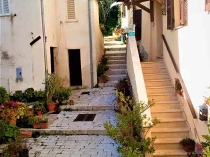 Casa con 5 locali in vendita in Foligno