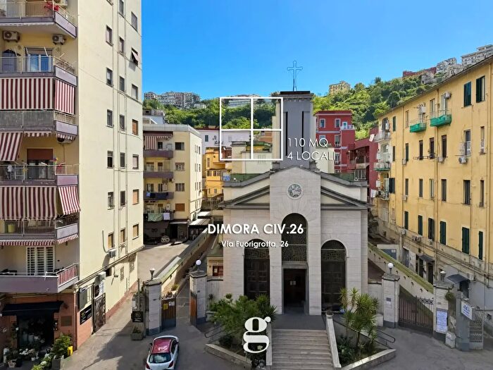 Appartamento quadrilocale in vendita in Via Fuorigrotta, Napoli