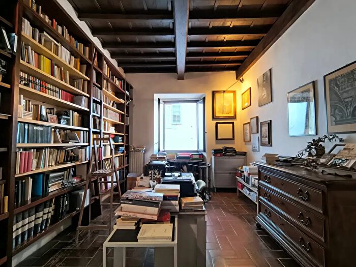 Appartamento con 6 locali in vendita in Via Maggio, Firenze