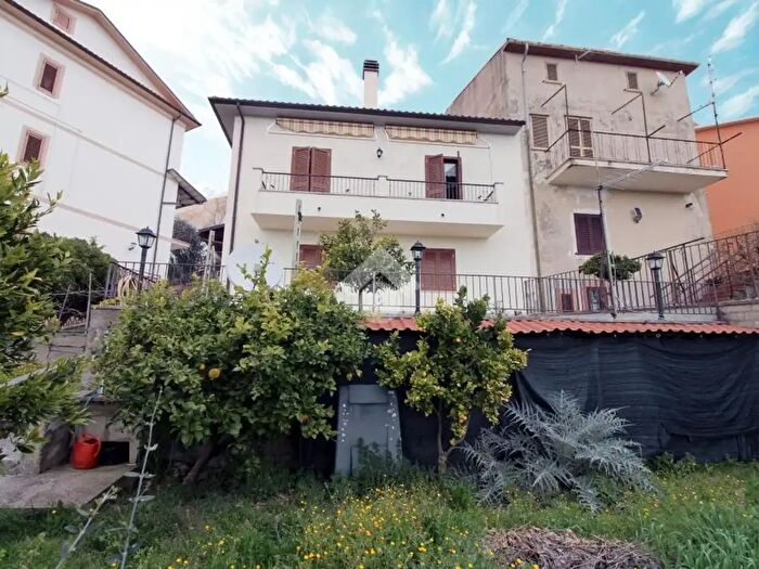 Casa con 5 locali in vendita in Via Pompeo Magno, Mompeo