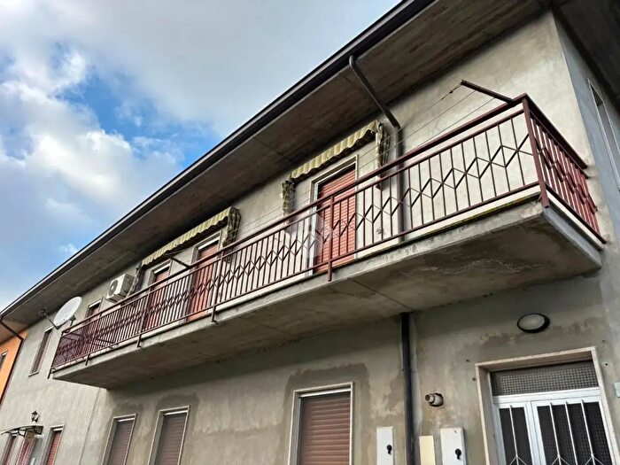 Appartamento trilocale in affitto in Via Roma, Santa Cristina E Bissone