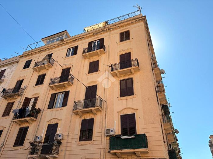 Appartamento quadrilocale in vendita in Via Pietro dAragona, Palermo
