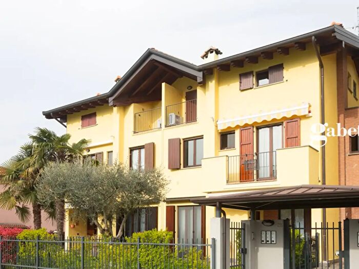 Appartamento trilocale in vendita in Via degli Alpini, Verderio