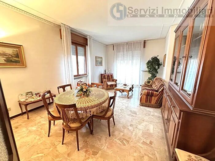 Appartamento trilocale in vendita in Via Lorenzo Foresti, Piacenza