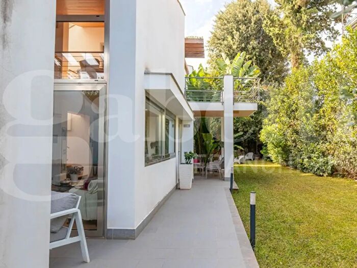 Casa con 12 locali in vendita in Via Alfredo Niceforo, Palermo