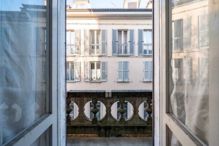 Appartamento con 8 locali in vendita in Via Cerri Merate, Merate