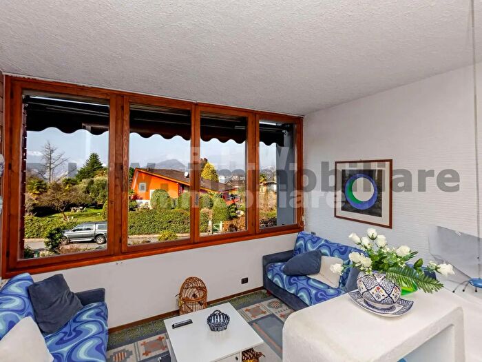 Appartamento trilocale in vendita in Laveno Mombello