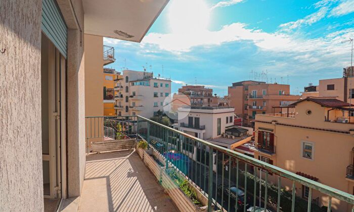 Appartamento trilocale in vendita in Clivo Rutario, Roma