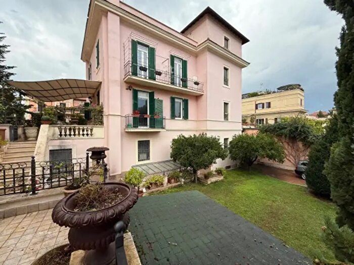 Appartamento con 5 locali in vendita in Via Alessandro Poerio, Roma