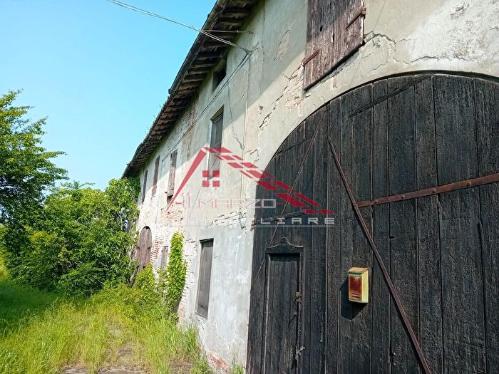 Casa con 15 locali in vendita in Brescello