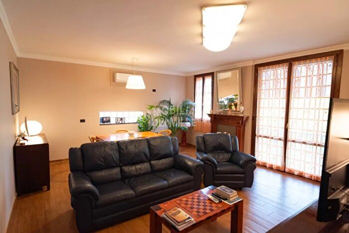 Casa quadrilocale in vendita in Reggio Emilia