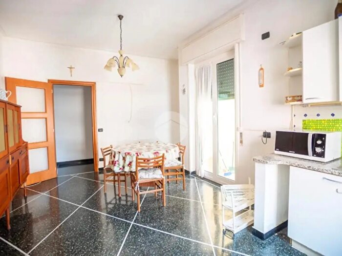 Appartamento trilocale in vendita in Via Montello, Genova