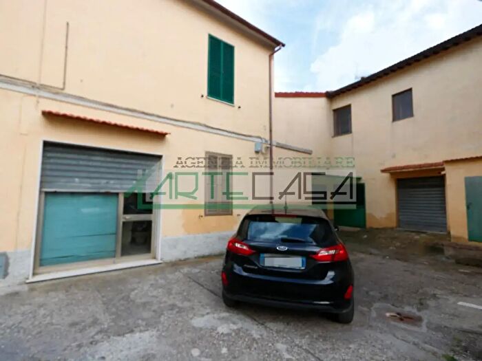 Casa con 8 locali in vendita in Cascina