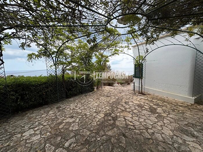 Casa con 6 locali in vendita in Via Umberto Cagni, Andrano