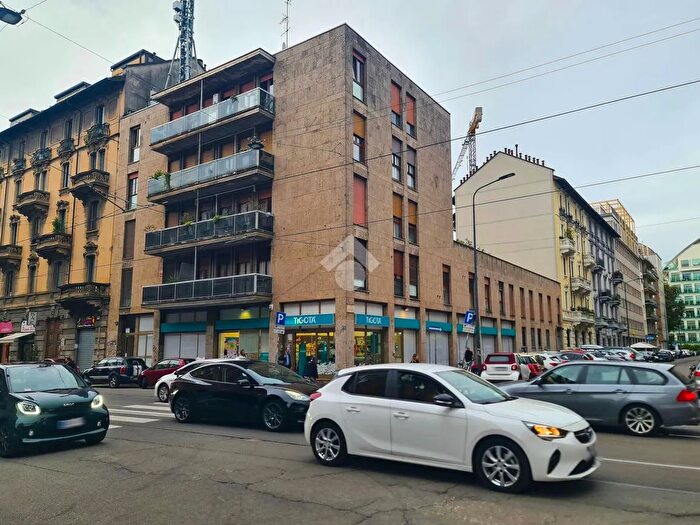 Appartamento quadrilocale in vendita in Via Farini Carlo, Milano