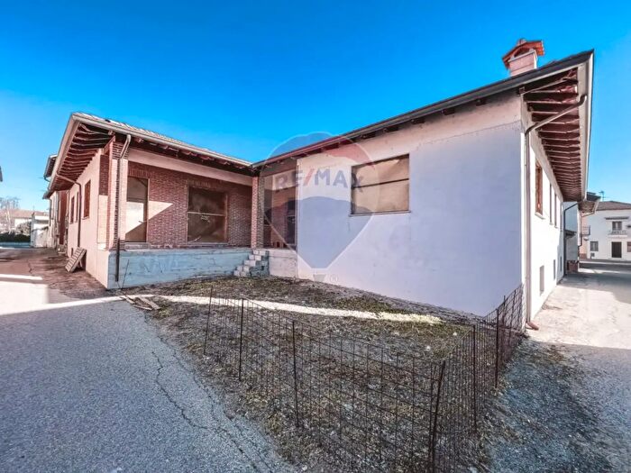 Casa con 8 locali in vendita in Via Tavallini, Confienza