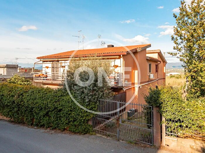 Appartamento trilocale in vendita in Via di Quarto Grande, Roma