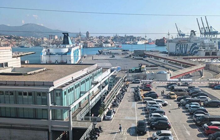 Appartamento con 7 locali in vendita in Via Milano, Genova