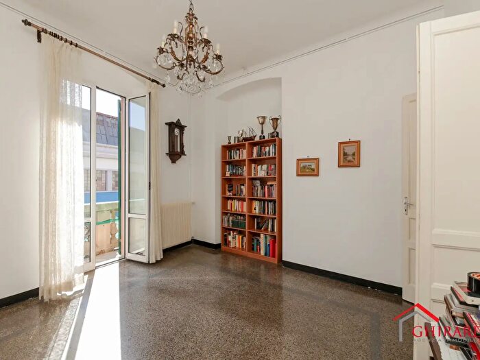 Appartamento con 5 locali in vendita in Via Merano, Genova