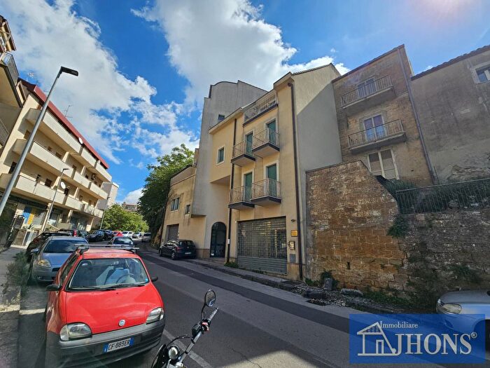 Appartamento con 12 locali in vendita in Via Paolo Lo Manto, Enna