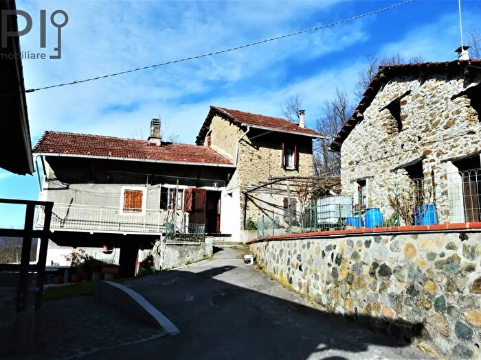 Casa con 8 locali in vendita in Loc Berri, Dego