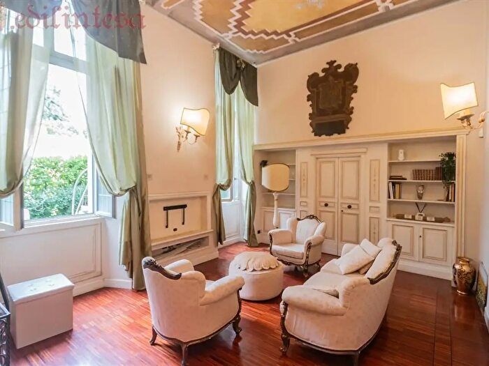 Appartamento con 6 locali in vendita in Via Parrocchiale, Besana In Brianza