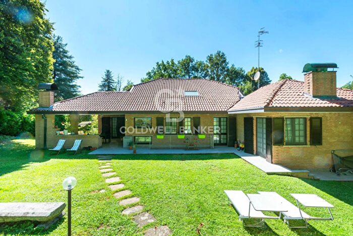 Casa con 10 locali in vendita in Via del Golf, Carimate