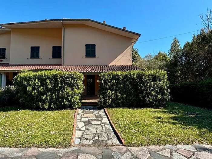 Casa con 7 locali in vendita in Ameglia