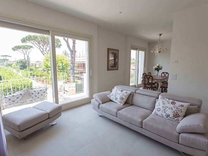 Appartamento quadrilocale in affitto in vIA CARRARA, Centro, Forte dei Marmi