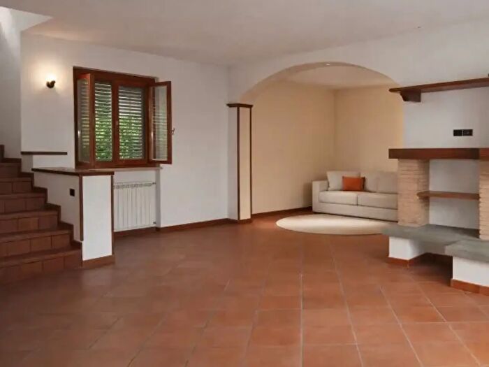 Casa con 6 locali in affitto in Via di Tiglio, Lucca