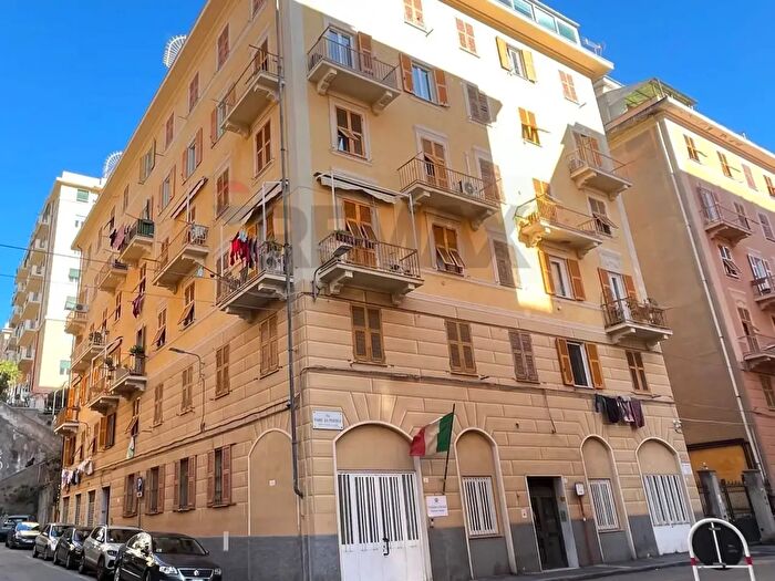 Appartamento trilocale in vendita in Via Casimiro Corradi, Genova