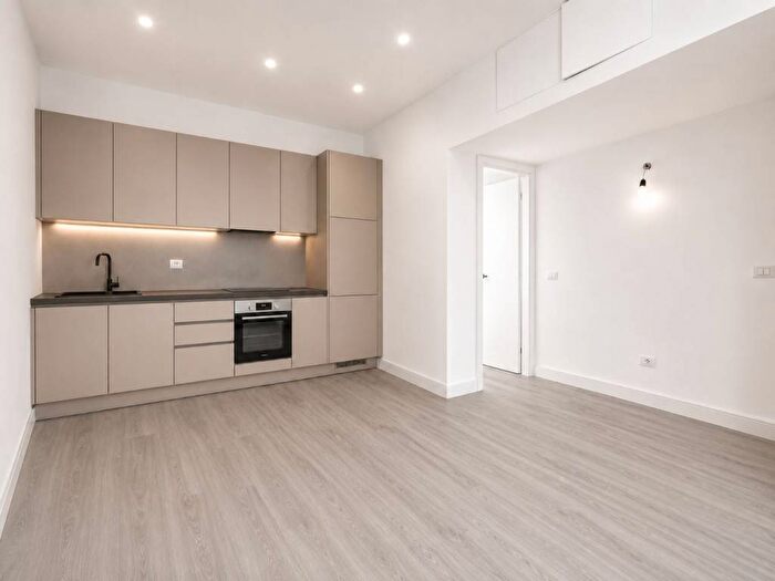 Appartamento trilocale in affitto in Via Salasco, Bocconi, Milano
