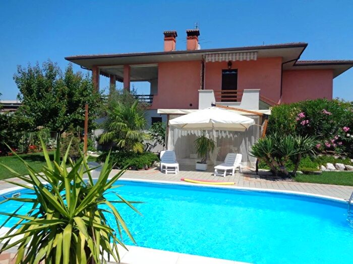 Casa con 7 locali in vendita in Pandino