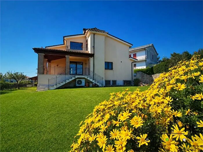 Casa con 6 locali in vendita in Torrevecchia Teatina