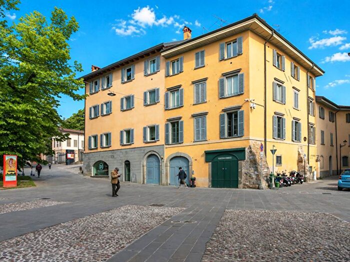Appartamento trilocale in affitto in Via San Tomaso, Corridoni, Bergamo