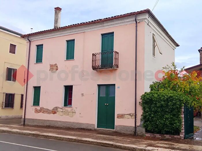 Casa quadrilocale in vendita in Via Dante Alghieri, Roveredo Di Gua'