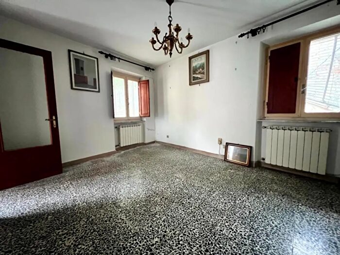 Casa con 6 locali in vendita in Pescaglia