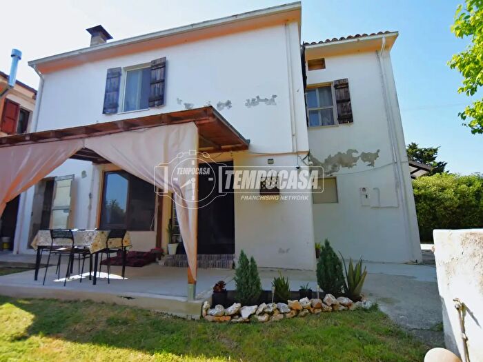 Appartamento trilocale in vendita in Via Montesaltello Castel Colonna, Trecastelli