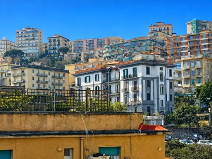 Appartamento trilocale in vendita in Via Girolamo Santacroce, Napoli