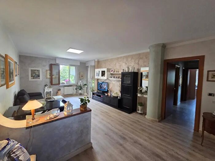 Appartamento con 5 locali in vendita in Via Ugo Foscolo, San Giovanni Lupatoto